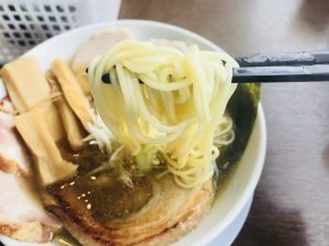 真玄 極み煮干しらぁ麺三種チャーシュー 麺リフト