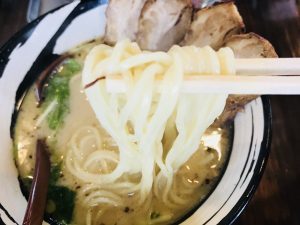 風雷房 濃厚しおチャーシューめん 麺リフト
