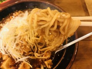たまる屋亀貝店 背脂マーボー 麺リフト
