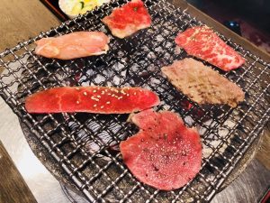 てんてん松崎店 備長炭で焼肉中
