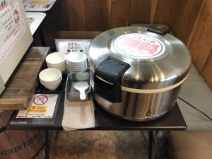 背脂三銃士 無料ライスの電子ジャー