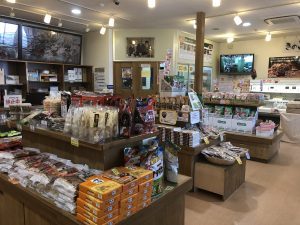 雪国まいたけ物産館 店内1