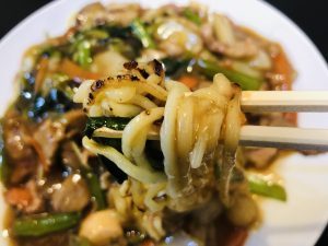 長江飯店 五目焼きそば 麺リフト